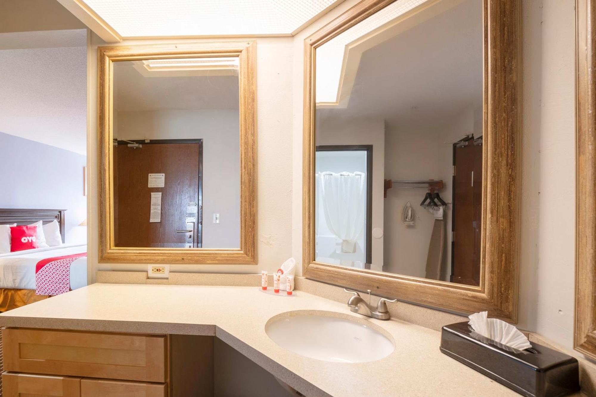 Oyo Townhouse Houston Airport North酒店 外观 照片